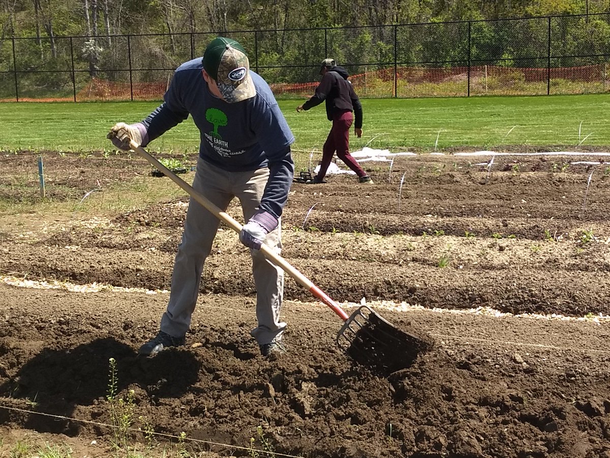 OIGDC's tweet photo. Thank you @DOLDC  for the opportunity to #servesolvesave the planet and DC residents at The Farm. #EarthWeekDC #EarthDay2018 https://t.co/0YNvn2nbzS