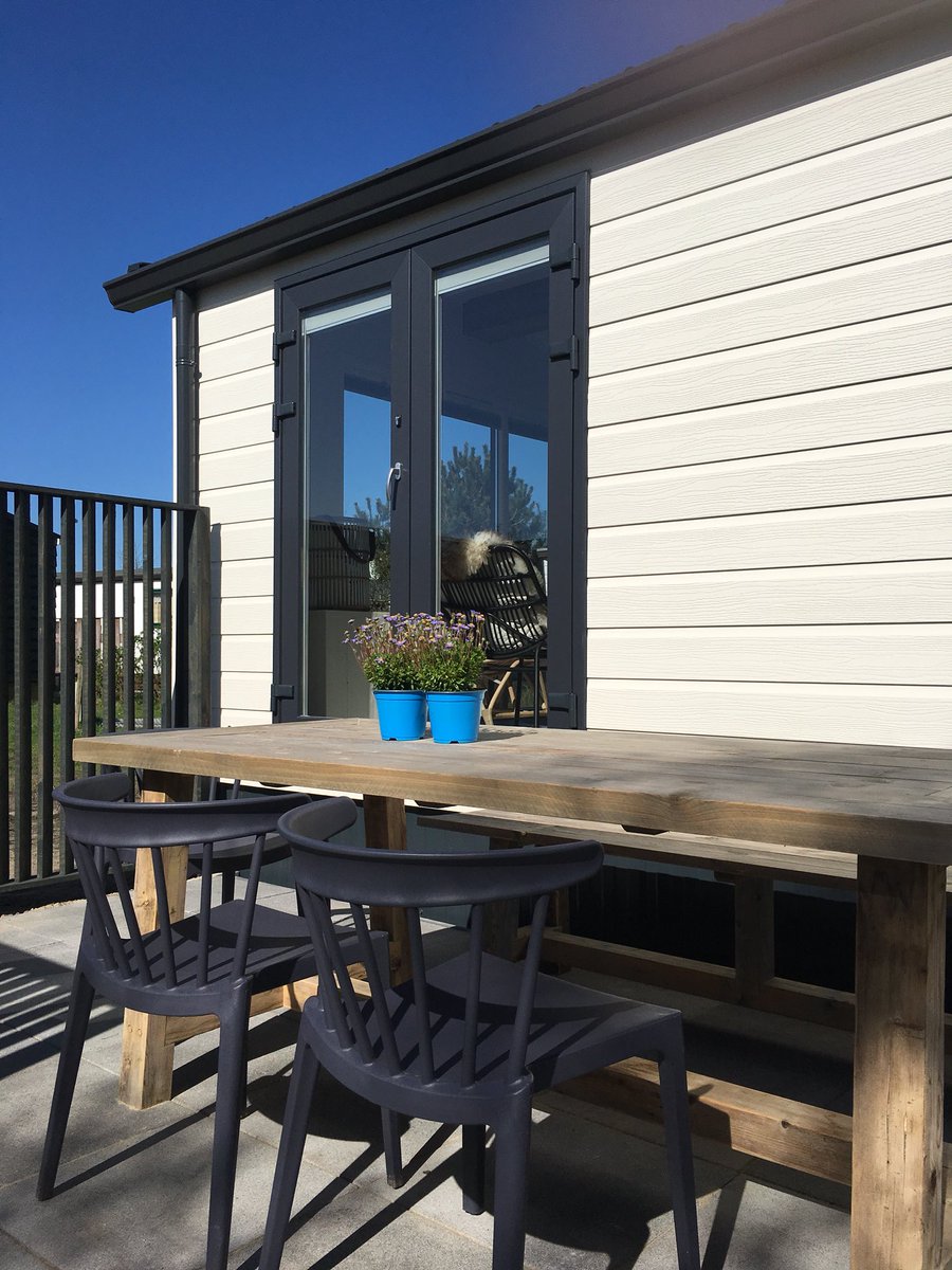 Amelanderchalet's tweet photo. Mooie blauwe lucht.. voor foto’s maken www.amelanderchalets.  In juni, juli, augustus nog aantal weken te huur.. #genieten #waddeneiland #Ameland https://t.co/Vw1kQubtPF