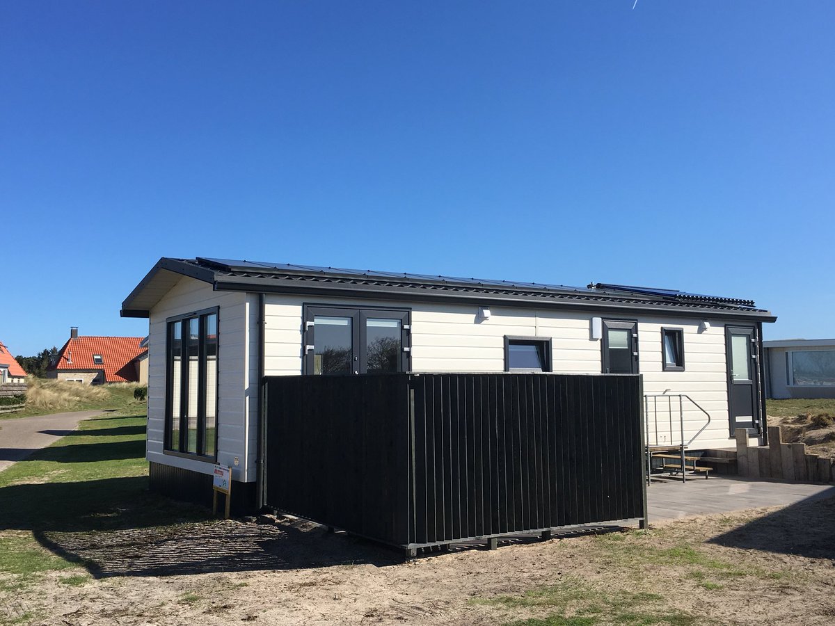 Amelanderchalet's tweet photo. Mooie blauwe lucht.. voor foto’s maken www.amelanderchalets.  In juni, juli, augustus nog aantal weken te huur.. #genieten #waddeneiland #Ameland https://t.co/Vw1kQubtPF