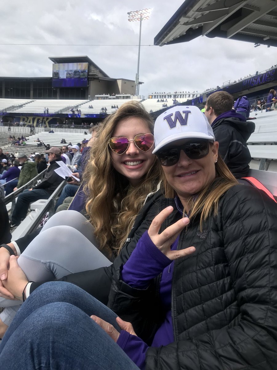 carrieame's tweet photo. Go Dawgs!!  @UW_Football #PurpleReign https://t.co/jmAu3gZfCs