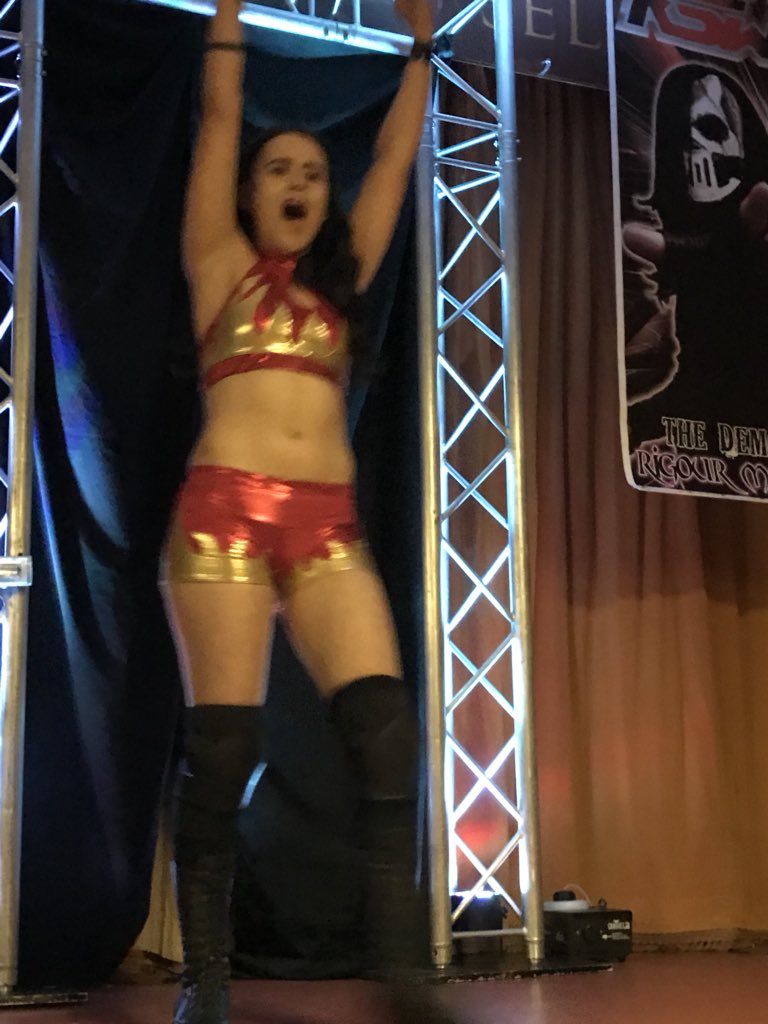markypotter316's tweet photo. @KStarWrestling @blazeksw vs @envyksw for the queens 👸 case part one great match https://t.co/L1eWFFApDI