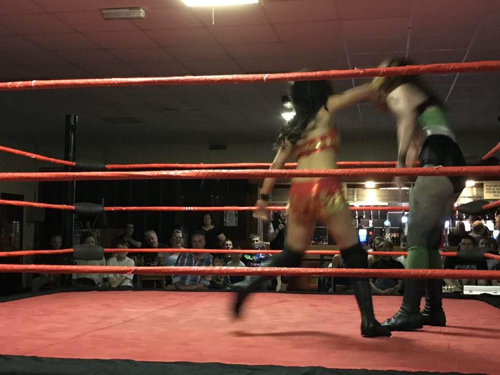 markypotter316's tweet photo. @KStarWrestling @blazeksw vs @envyksw for the queens 👸 case part one great match https://t.co/L1eWFFApDI