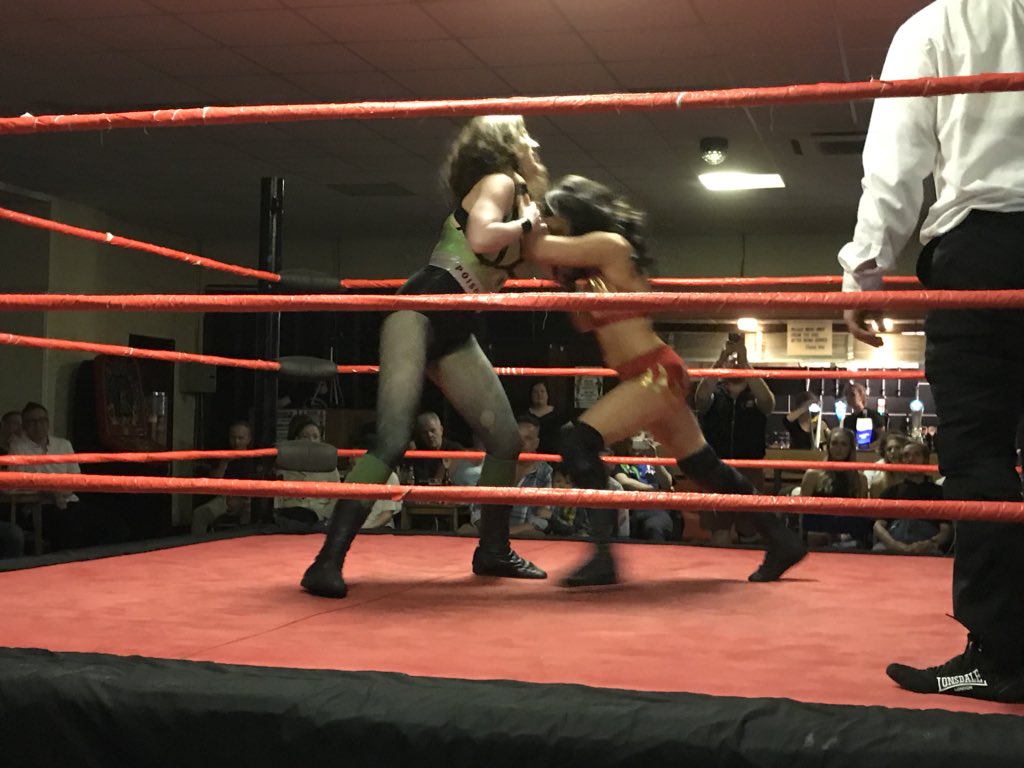 markypotter316's tweet photo. @KStarWrestling @blazeksw vs @envyksw for the queens 👸 case part one great match https://t.co/L1eWFFApDI