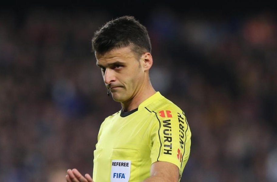 El árbitro de amarillo, con silbato, y dejando que el Barça vaya ganando... os la han colado <a href="/CasaReal/">Casa de S.M. el Rey</a> . 

La copa es para los Españoles! 

#FinalCopa #RoboAEspaña #ArbitroIndepe