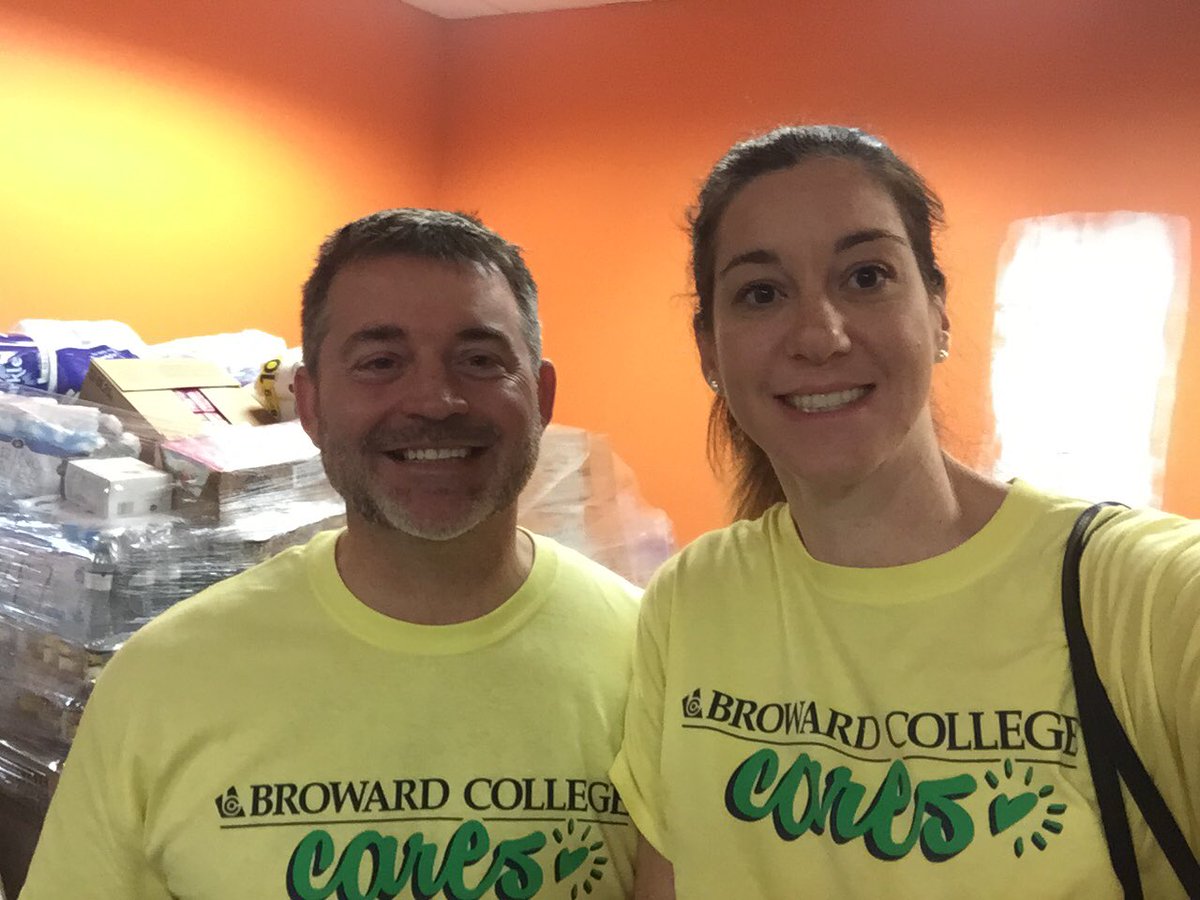 innovstratslns's tweet photo. Giving back to the community matters, #BCCares .  Great people, great college, great cause! Broward College #BCProud . 44,000 pounds of food saved just this morning to help feed our community.  @FeedingSFL . https://t.co/QQF9eBqEsS