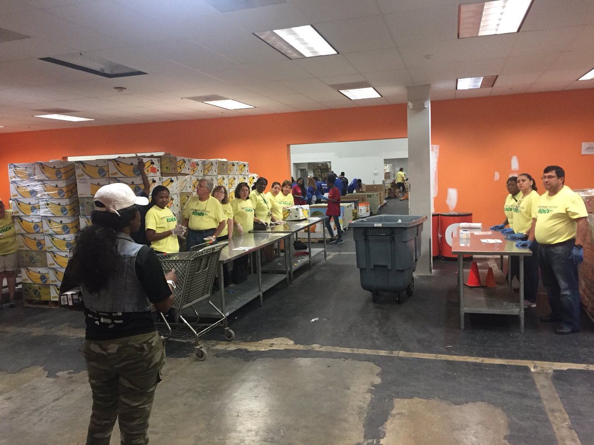 innovstratslns's tweet photo. Giving back to the community matters, #BCCares .  Great people, great college, great cause! Broward College #BCProud . 44,000 pounds of food saved just this morning to help feed our community.  @FeedingSFL . https://t.co/QQF9eBqEsS