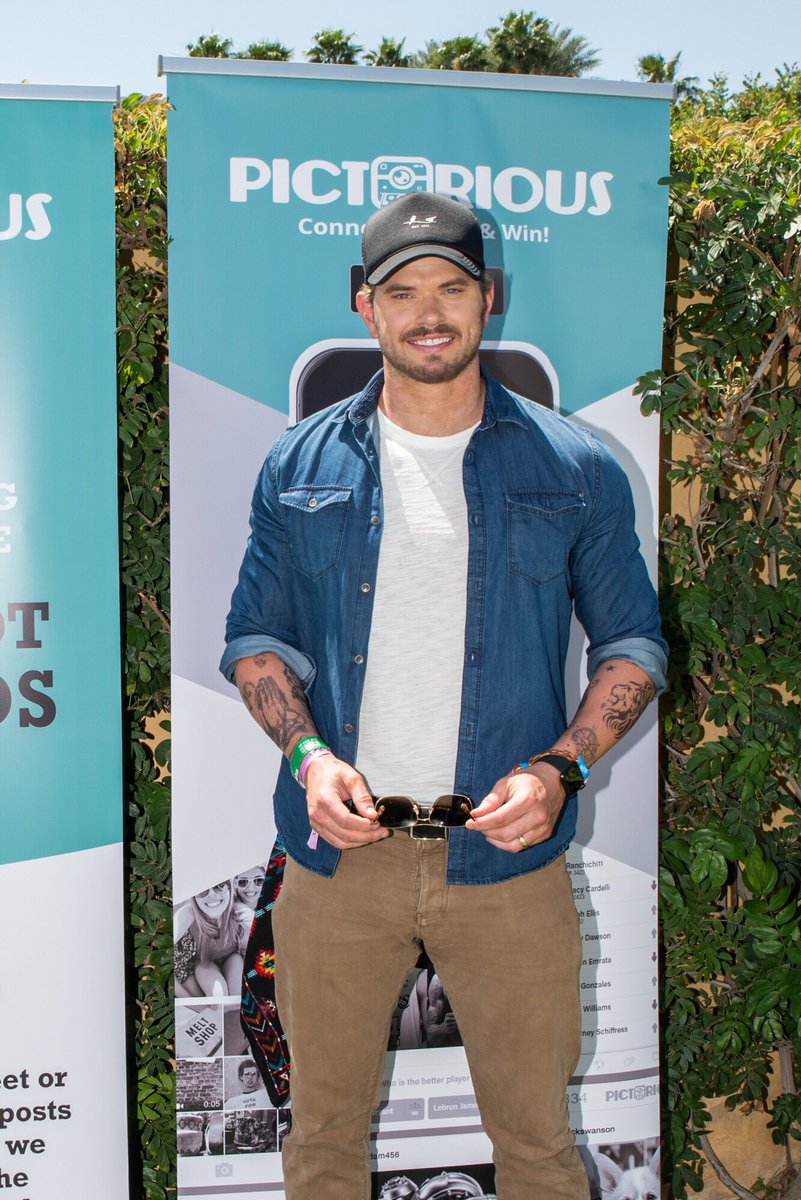 Pictorious's tweet photo. Thank you @kellanlutz for supporting our #WhatMakesYouStrong Challenge to raise funds for #HumboldtStrong at the @GBK_Productions lounge at @coachella. Enter the challenge on the @Pictorious app for your chance to win a @SauceHockey #HumboldtStrong shirt and @Pictorious bag https://t.co/EvbaxaIzPA