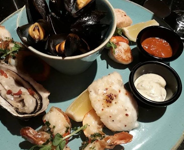The food is gorgeous, my boyfriend had the seafood platter and I had the fillet steak cooked to perfection. The white wine was also amazing.  #Killarney bit.ly/2q1h7FG