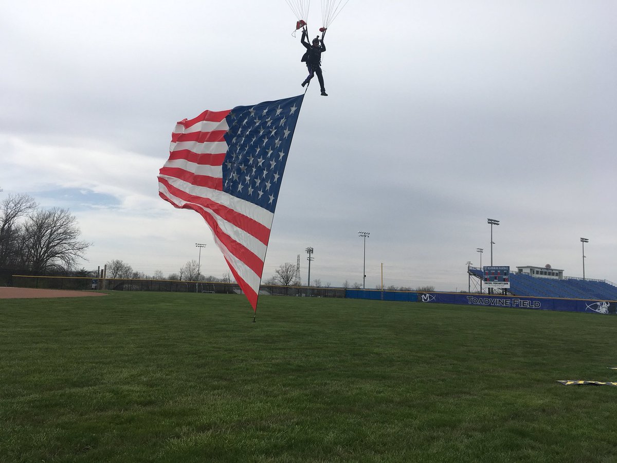 teamfastrax's tweet image. Moments ago at @BaseballBurg #AmericasSkydivingTeam had an #OnTimeOnTarget performance as the Vikings took the field against the Bellbrook Eagles. 

Today we honor WWII Army Veteran PFC William "Jimmy" Phillips.  Thank for your service  

#LargeFlags @employeebgcheck #ArmyStrong