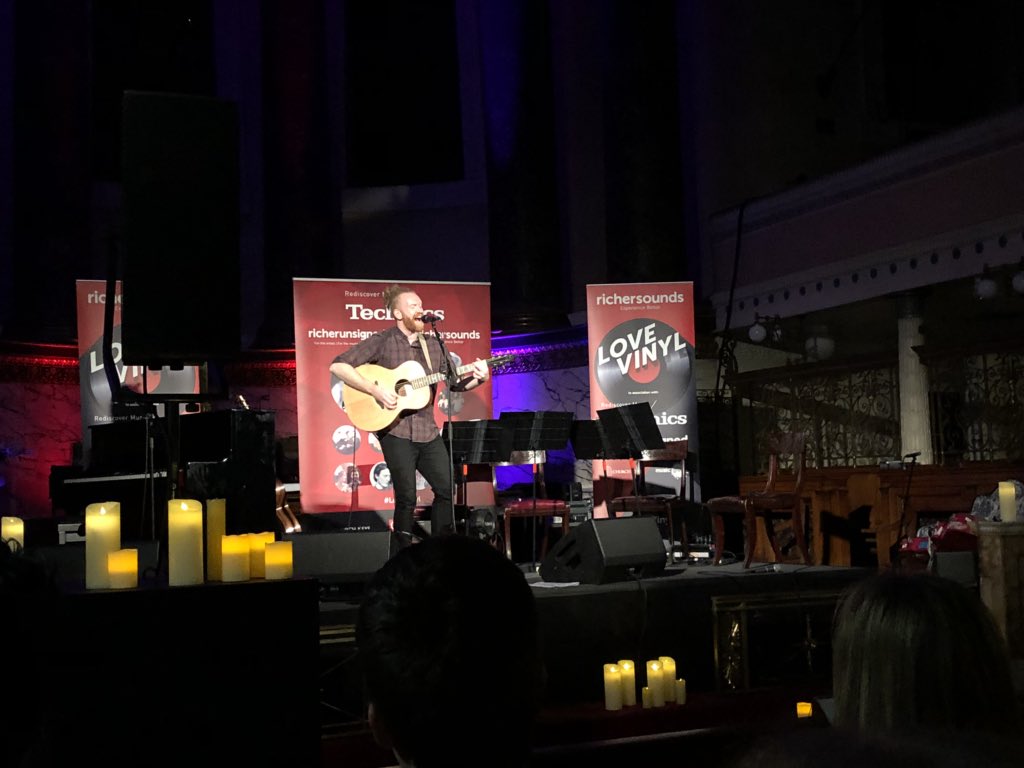russsheffield's tweet photo. Watching the incredible @NewtonFaulkner @DaveStewart @jonohart @RicherUnsigned @RicherSounds #churchkeys show 💥 https://t.co/z7RkTXEIR7