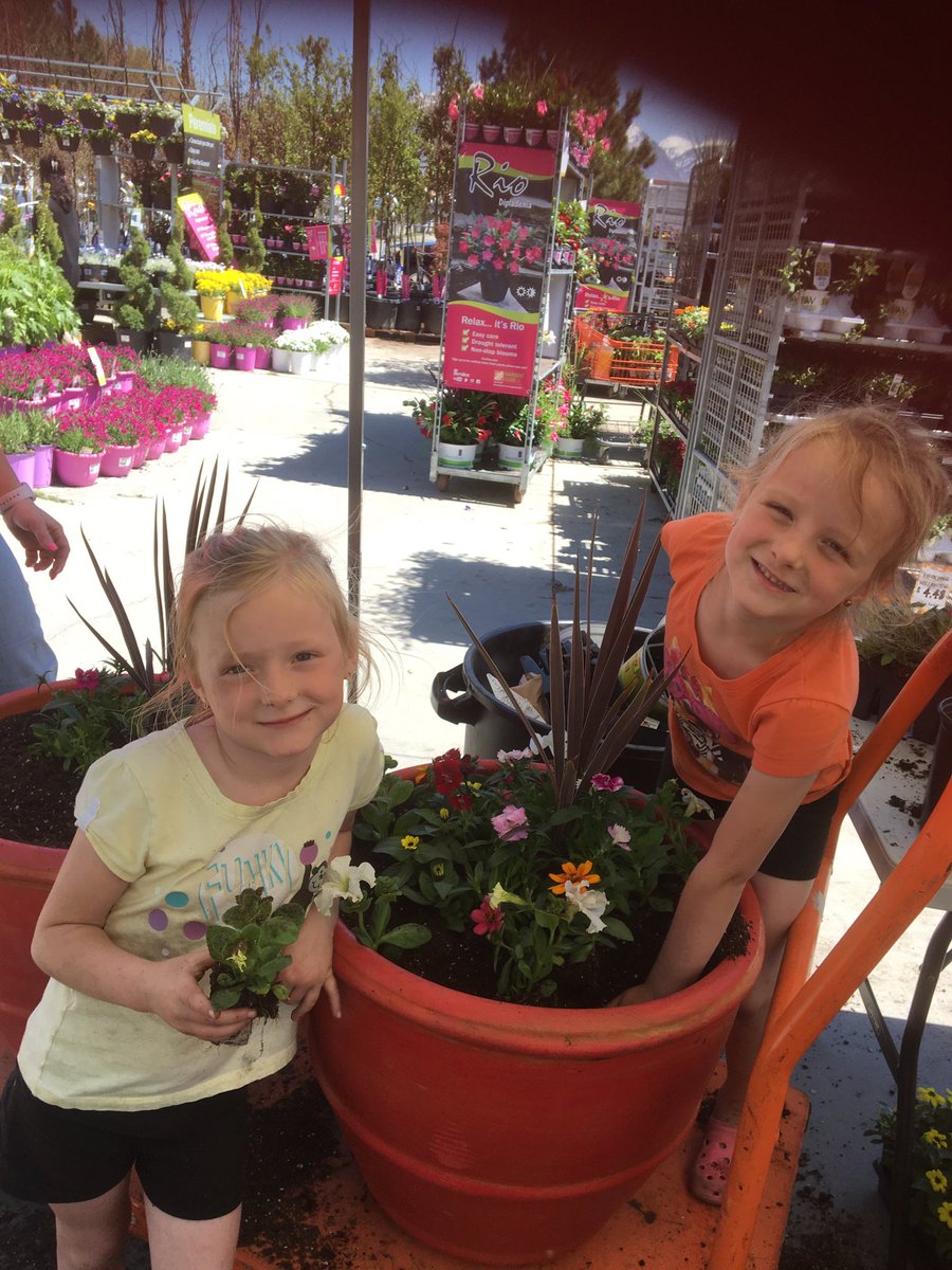 shaunielanders's tweet photo. Container-fest at the marvelous West Jordan Home Depot🌺  These sweet little sister giving me a big helping hand!! I love me job!!#team10 @HDMartyUT @robbie_bowen @RussMakin https://t.co/nzeUKZMJRZ
