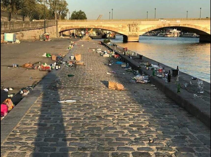 Rendre les berges aux parisiens..telle était l’ambition de <a href="/Anne_Hidalgo/">Anne Hidalgo</a> ...un dépotoir à ciel ouvert... Paris ville poubelle! Honteux