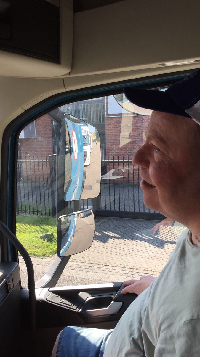jasabama's tweet photo. Vandaag zijn Jan en Dylan met de #truckersdag meegeweest in Zevenbergen het was genieten @KonVisio Blauwe kamer https://t.co/JrmuYNuJFq