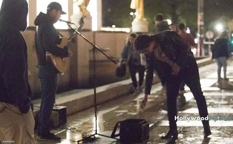 moonsgfg's tweet photo. Here a photo where Calum give money to an other artist, you can’t imagine how i love Calum so so much. His heart is pure and filled with love and kindness. He deserves the world. https://t.co/4awHbUUMSN