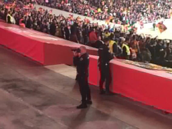 JRepStEsteveR's tweet photo. Un Poli Nacional fent fotos a la grada blaugrana quan es xiulava l'himne.

L'acció en si no es il•legal, el que ho és, és el que faràn després amb això que es crear arxius de persones, de caire polític per tal de tenir una base de dades política. 

#FinalCopa 
#CopaDelRey https://t.co/qWikCnl83F