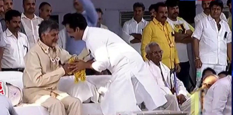 NelloreVaasi's tweet photo. 😂😂😂😂
CBN : నన్ను save చేయడానికి మొన్న భలే ACT చేశావ్ తమ్ముడు !
Shivaji : Thank You Sir , మీ నటన ముందు నాదెంత చెప్పండి ?
CBN : Hehehehe
TV3*3 : bitch please
#CBNMediaExposed #WithPK #BharatAneNenu @PawanKalyan #CBNFakeFast #CBNFast4AP https://t.co/iQBnQScDir