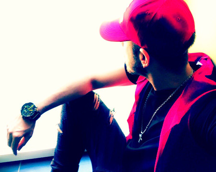 Mon Père m’a toujours dit : Regarde toujours de l’avant... Ne te retourne jamais trop longtemps... Car tu pourrais louper la marche qui pourrait te faire grandir et changer... ❤️⭐️💪