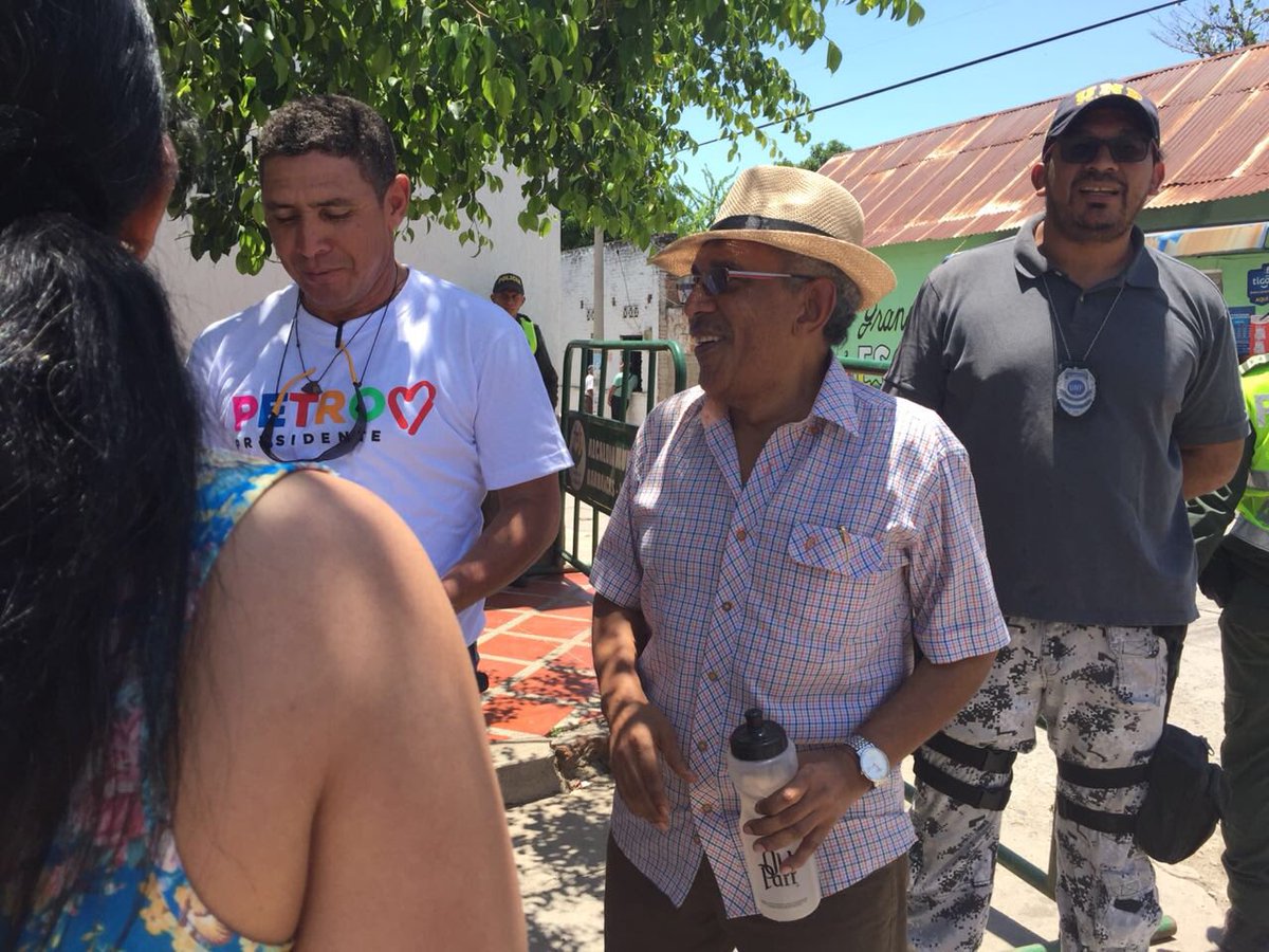 honohenriquez's tweet photo. Para quienes aún tienen dudas que los terroristas de las Farc apoyan a Gustavo Petro, ahí les dejo esta imagen que me envía hoy la comunidad del departamento de La Guajira https://t.co/7ajStCgm9J