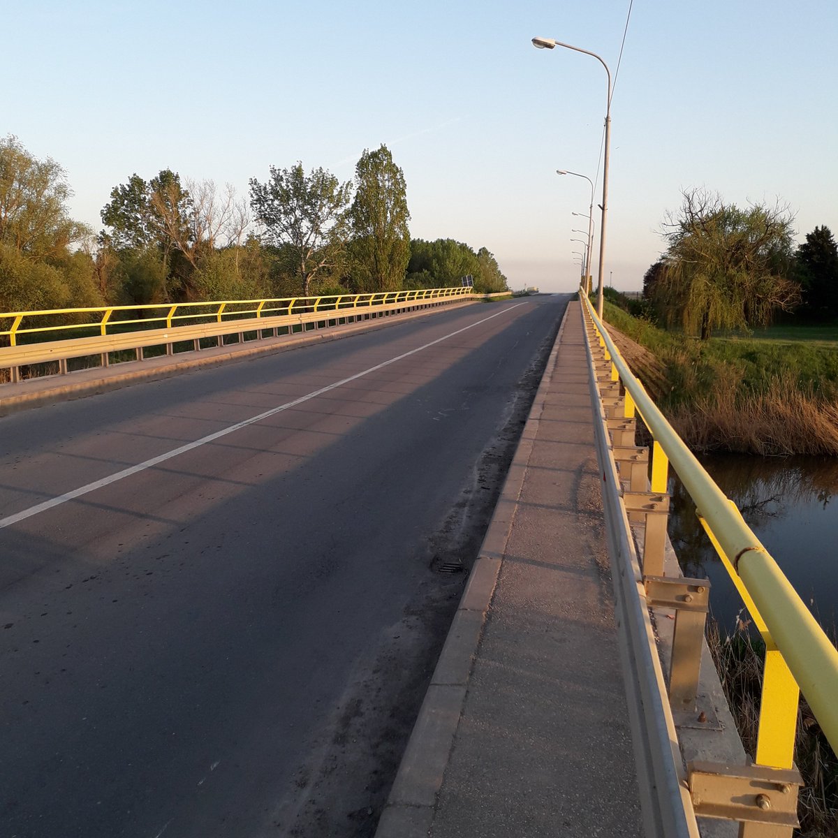 Subota prolazi klizi ko zrna peska.
Stiže nedelja.