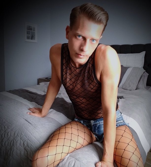 Look into my blue eyes and tell me you love me.. then follow my Twitter ? https://t.co/Uv9he2h1Wh #blueeyes