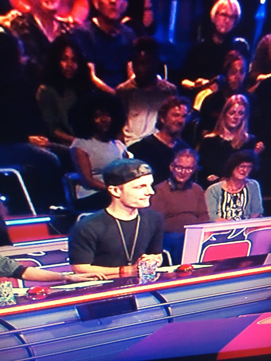 boeren33's tweet photo. Ging je zo tv kijken programma wie Ben ik en wie kom je daar tegen @Enzoknol  Haha onwijs leuk dat tie mee speelt #knolpower https://t.co/utDNiObfEg