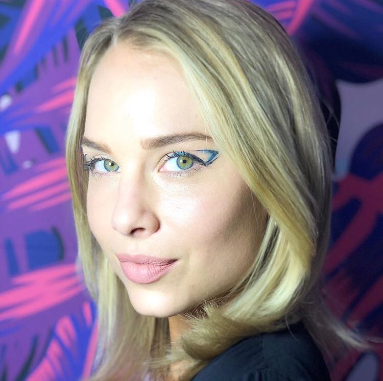 revlon's tweet image. The bold and beautiful final look by @MarialeOficial featuring #Exactify Liquid Liner 🖊 For all the show stopping @Beautycon moments, visit    our IG channel: instagram.com/revlon/ #LiveBoldly #RevlonxBeautycon