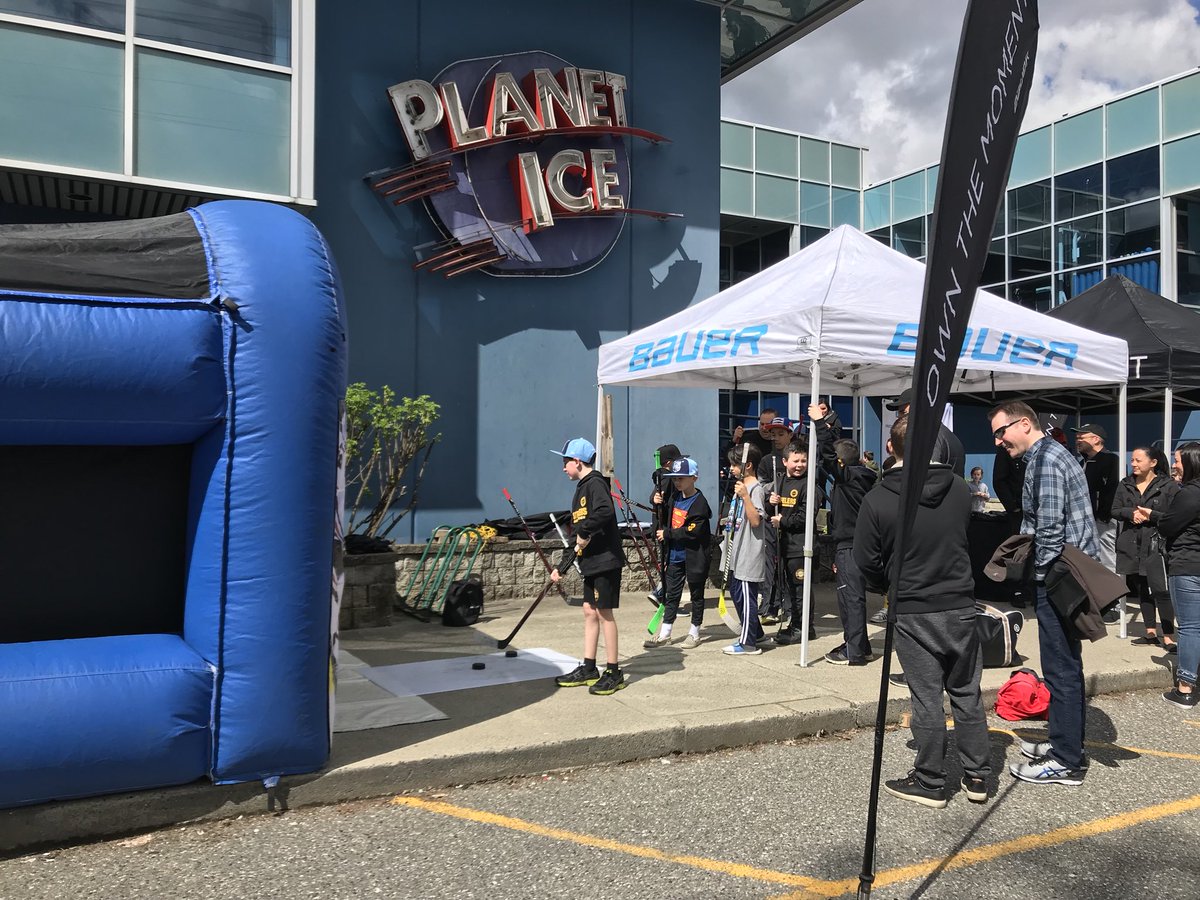 Thanks <a href="/BauerHockey/">BAUER Hockey</a> for putting up the shooting gallery @PlaneticeCoq Great break for the kids!