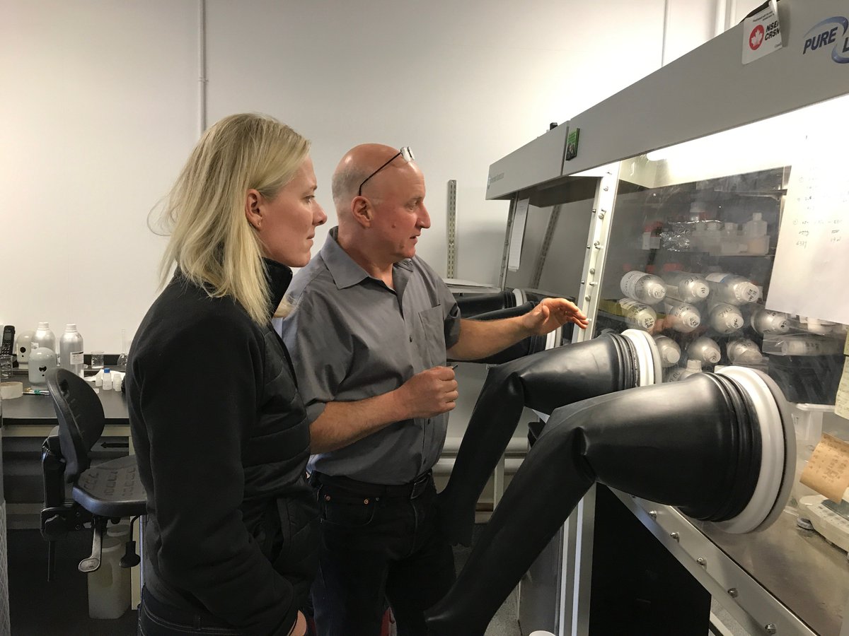 cathmckenna's tweet photo. On continue la tournée #ClimateCampus dans les Maritimes! Ravie de rencontrer Dr Jeff Dahn, de @Dalnews, le plus grand innovateur 🇨🇦 dans le domaine de la tech des batteries, pour en savoir plus sur les recherches en cours visant à favoriser l'adoption des véhicules électriques https://t.co/QuYSc7gK8M