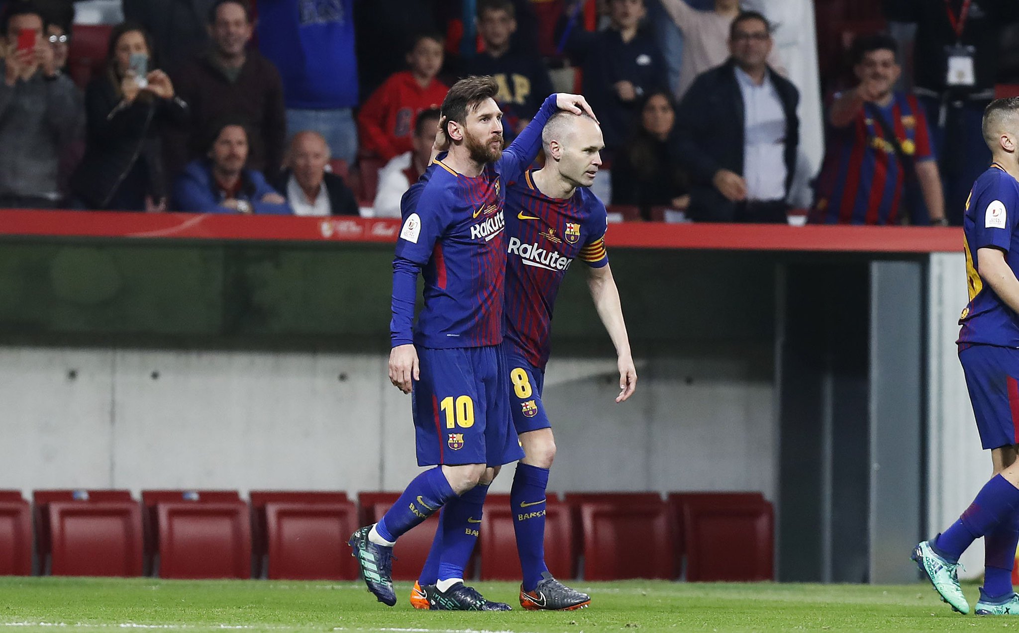 صور مباراة : برشلونة - إشبيلية 5-0 ( 21-04-2018 )  DbVZGFUWsAAgoDK