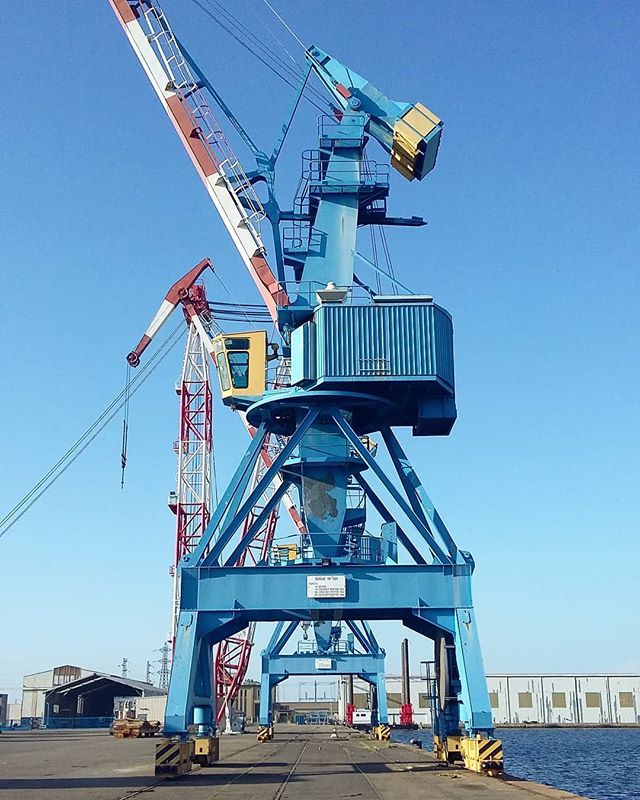 Petite_Geante's tweet photo. Architecture portuaire sur un ciel bleu magnifique pour cet instameet à Saint Nazaire ! Merci @saintnazairetourisme 😙 #instastnaz18 #escalatlantic #saintnazairetourisme #igersnantes #chemincotier https://t.co/gIMYJlKAGS