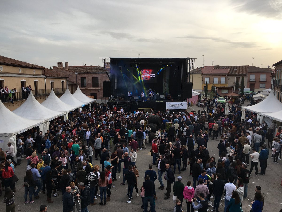 VisualCrea2010's tweet photo. El grupo #NoitesDeRockEMeigad de #MirandaDeEbro vencen en el #SarmientoFolkRock2018 en un ajustado resultado. Participaban también los grupos #TierraAntigua de #Cuéllar y #Bailare de #Valladolid que lo han bordado también. Gran ambiente en #LaSeca !! https://t.co/JS0lPiL4wJ