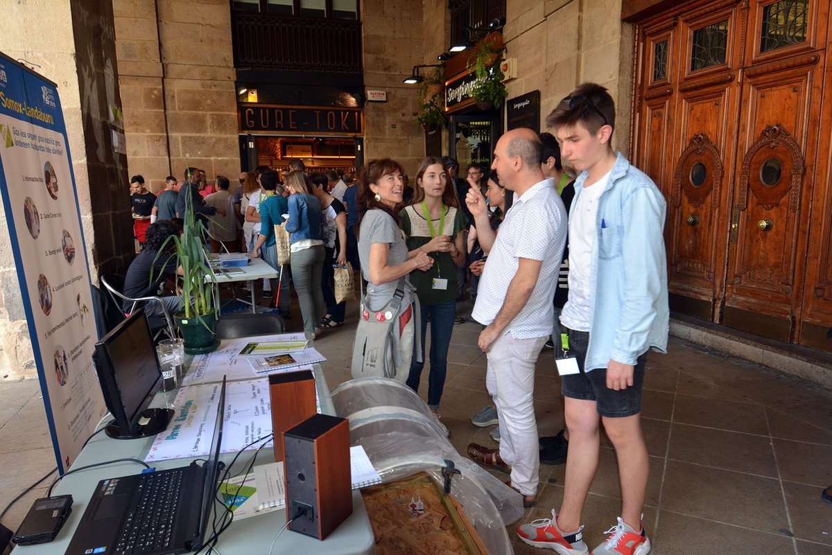 CFSomorrostro's tweet photo. Nuestro proyecto "Somox Landaburu" que buscaba dar un nuevo uso original y ecológico al pelo, premiado en la Zientzia Azoka de @Elhuyar por la metodología utilizada y por su creatividad #azoka18 @Ikastetxeak @HETELFP https://t.co/T7XtD1mqfD
