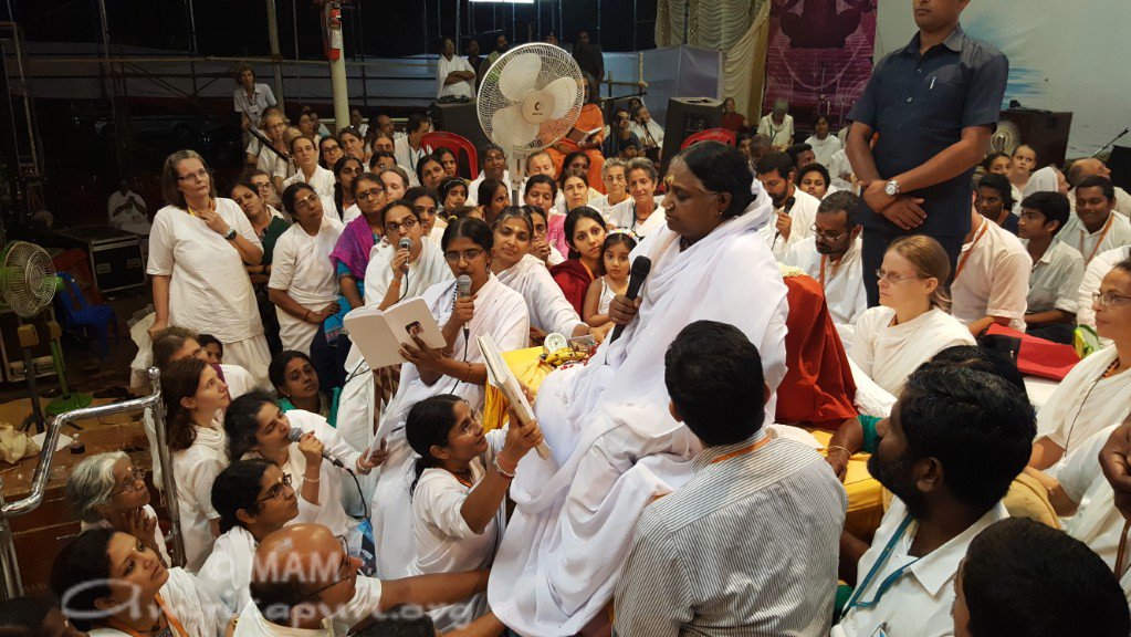 Amma Chimes Pa Twitter Amma Sang Jai Mata Di Jaykar Bulavo At The End Of Darshan Thus Concluding 2 Days Brahmasthanam Festival At Trissur Bharatayatra 2018 2 16am Next Stop At Kochi Tomorrow