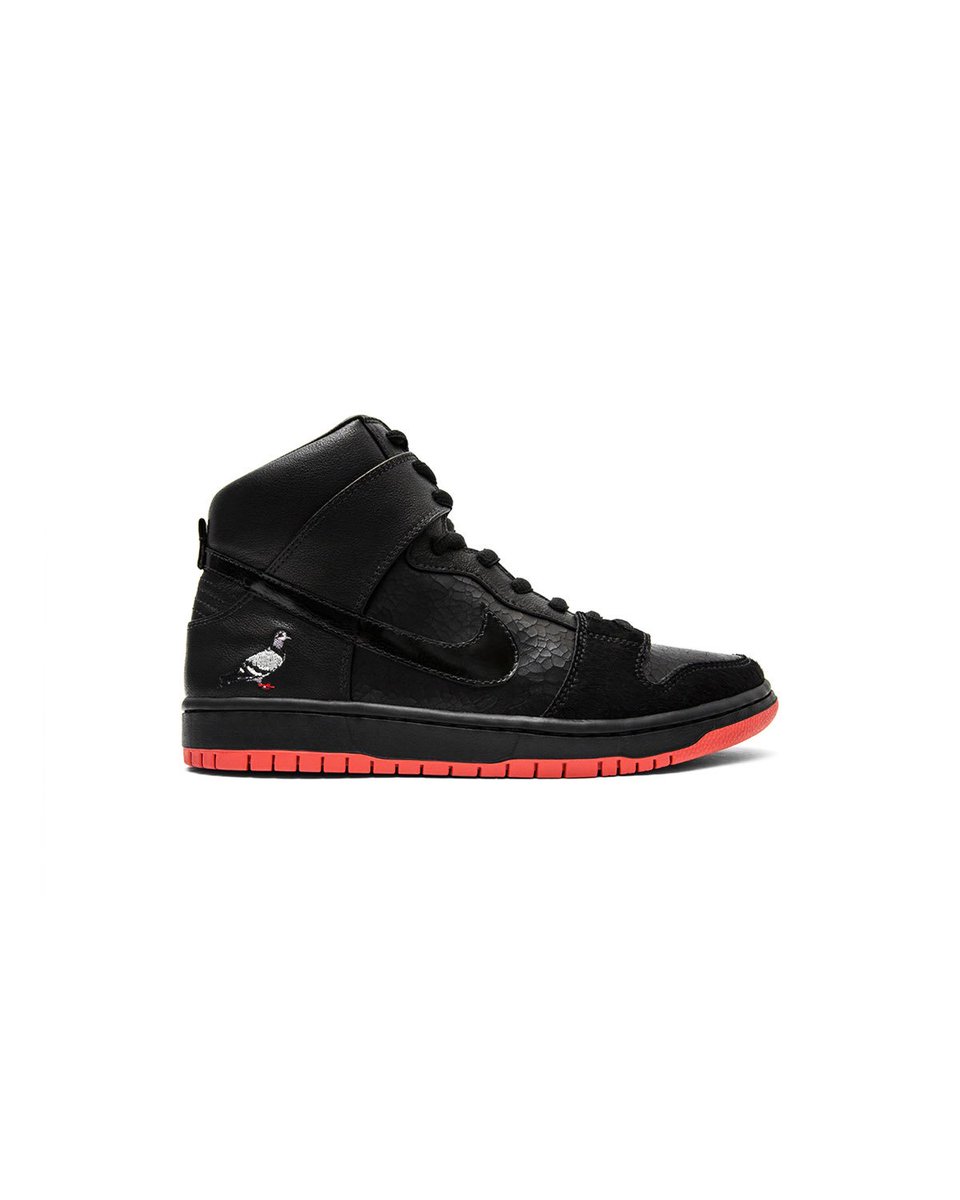 UBIQLAB's tweet photo. The Pigeon Dunk “High” presented to @jeffstaple and crafted and designed at the @ubiqlab. Hit the link in our bio to personalize your own. #UBIQLAB https://t.co/VsbAQrOUpD