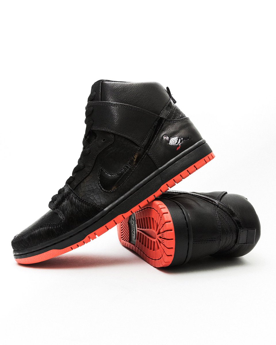UBIQLAB's tweet photo. The Pigeon Dunk “High” presented to @jeffstaple and crafted and designed at the @ubiqlab. Hit the link in our bio to personalize your own. #UBIQLAB https://t.co/VsbAQrOUpD