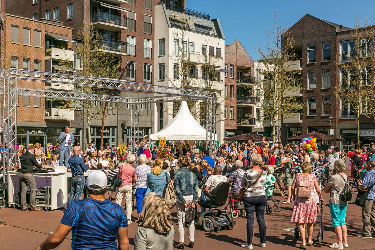 sinandab's tweet photo. Zomerse muziek, zon, kleurrijke #stoffen én tropische #drankjes @stadhardenberg #modestad #ibiza #zomercollectie #modeshow met lieve @krodance @MssMariet @PresentatorErik @peetzingt e.a. https://t.co/tD6eC79647