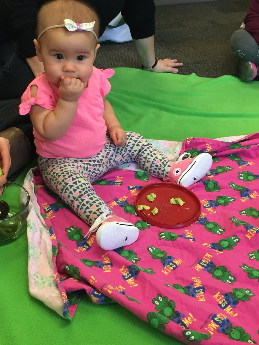 nadianazali's tweet photo. Look who’s standing, walking and feeding herself! 💕👣👶🏻🥑 #babyaddison #rootsofempathy @CoulsonPS https://t.co/nrPGfluTeh