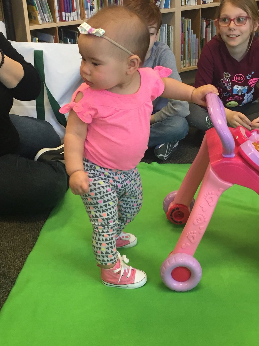 nadianazali's tweet photo. Look who’s standing, walking and feeding herself! 💕👣👶🏻🥑 #babyaddison #rootsofempathy @CoulsonPS https://t.co/nrPGfluTeh