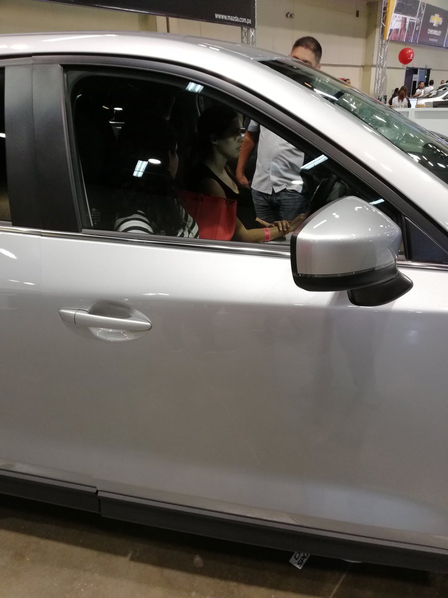 VeranoAutoShow's tweet photo. ¡Siguen llegando familias! Que buscan el auto de sus sueños en el #VeranoAutoShow2018. ¡Te esperamos hasta las 9 de la noche hoy! https://t.co/Ev9Dg55SJY