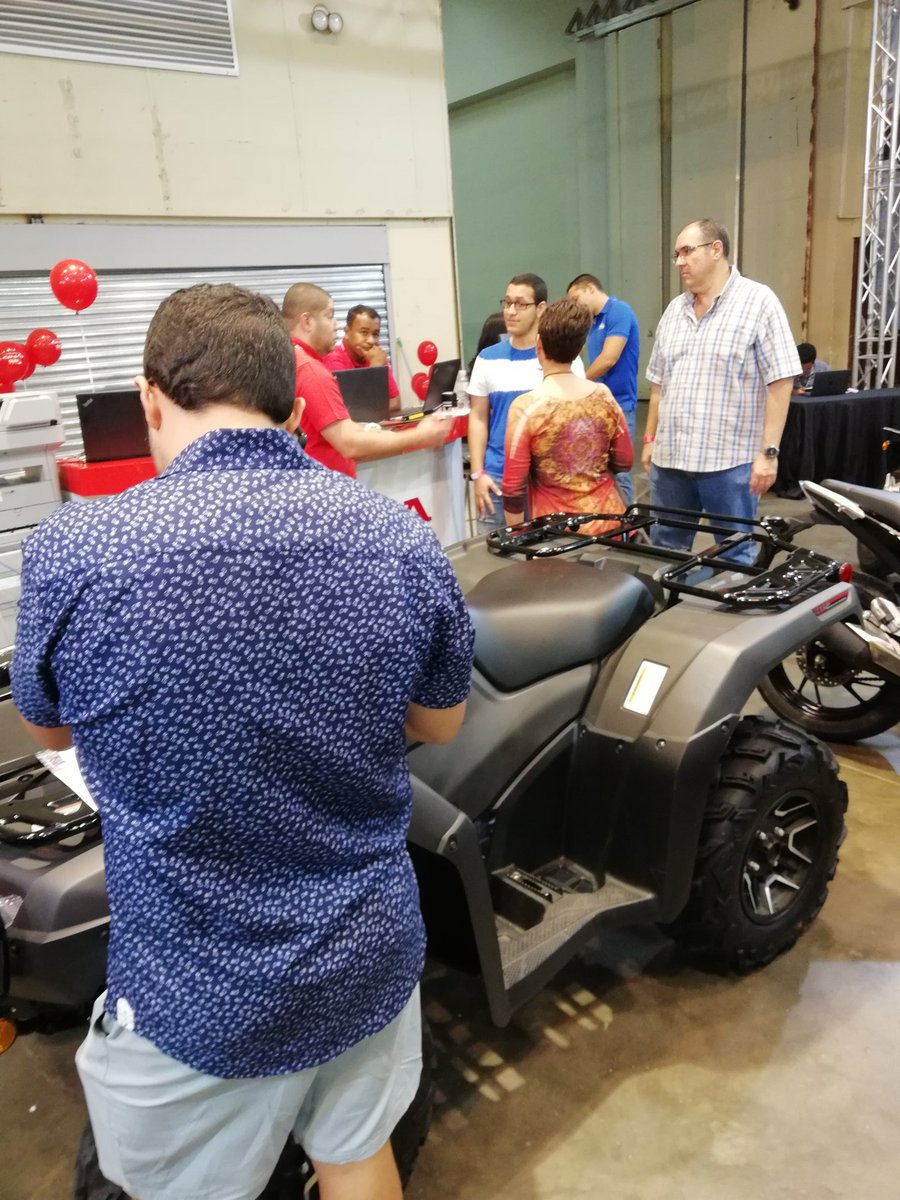 VeranoAutoShow's tweet photo. ¡Siguen llegando familias! Que buscan el auto de sus sueños en el #VeranoAutoShow2018. ¡Te esperamos hasta las 9 de la noche hoy! https://t.co/Ev9Dg55SJY