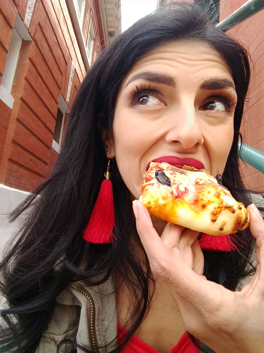 TiasaurusWrecks's tweet photo. Pizza face!
@BorderlandBread https://t.co/RmHqEI0COa