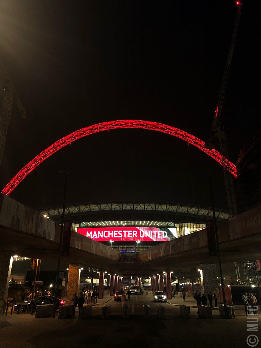 ManUtd's tweet photo. We like our Wembley arches how we like everything else - red. #MUFC #EmiratesFACup https://t.co/r39XbRpd9n