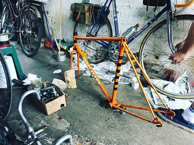 Kluens's tweet photo. With the help of @_nat_owen_, some wood and a medium sledge hammer TheGeoff finally has a bottom bracket and headset!
.
.
.
#NotBicycleMechanics #GeoffClark #Cycling #VintageBike #steelisreal https://t.co/2VEDqS9iyf https://t.co/b8tlBFKio8