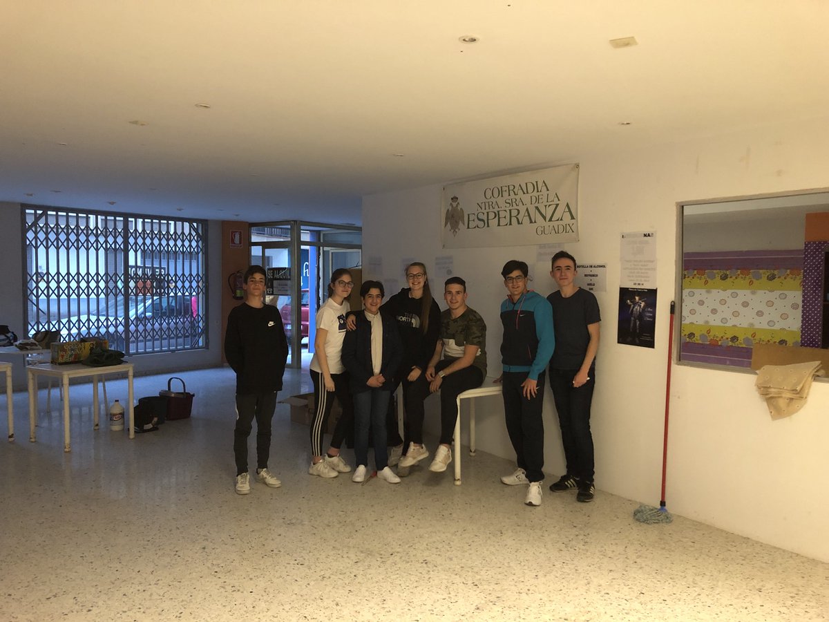 Empezamos los preparativos De la Cruz de Mayo 2018, como siempre con la organización y colaboración de los más jóvenes de la hermandad. #cruzdemayoesperanzaguadix
