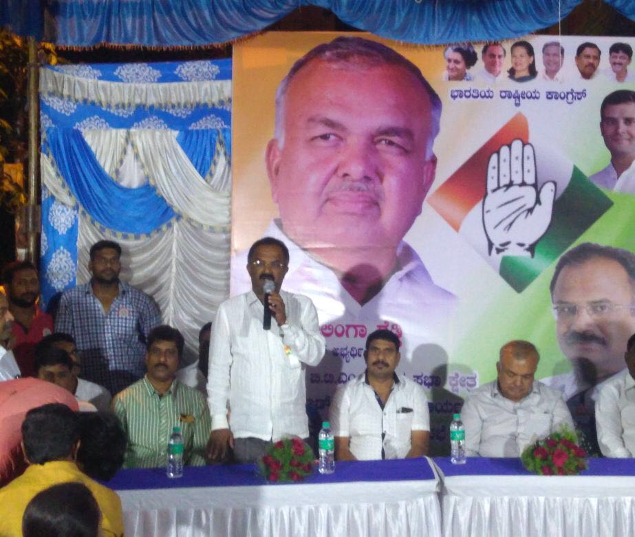 RLR_BTM's tweet photo. ಕರ್ನಾಟಕ ವಿಧಾನಸಭಾ ಚುನಾವಣೆಗೆ ಬಿಟಿಎಂ ವಿಧಾನಸಭಾ ಕ್ಷೇತ್ರದಿಂದ ಕಾಂಗ್ರೆಸ್ ಅಭ್ಯರ್ಥಿಯಾಗಿ ಸ್ಪರ್ಧಿಸುತ್ತಿರುವ ಮಾನ್ಯ ಗೃಹ ಸಚಿವರಾದ ಶ್ರೀ ರಾಮಲಿಂಗಾರೆಡ್ಡಿ ಅವರು ಮಡಿವಾಳ ವಾರ್ಡ್ 172ನಲ್ಲಿ ಆಯೋಜಿಸಲಾಗಿದ್ದ 'ಕಾಂಗ್ರೆ��್ ಕಾರ್ಯಕರ್ತರ ಸಭೆ'ಯಲ್ಲಿ ಪಾಲ್ಗೊಂಡ ಕ್ಷಣ.
#RLR4BTM #NammaBTM #INC4Karnataka https://t.co/lyF3ifal5s