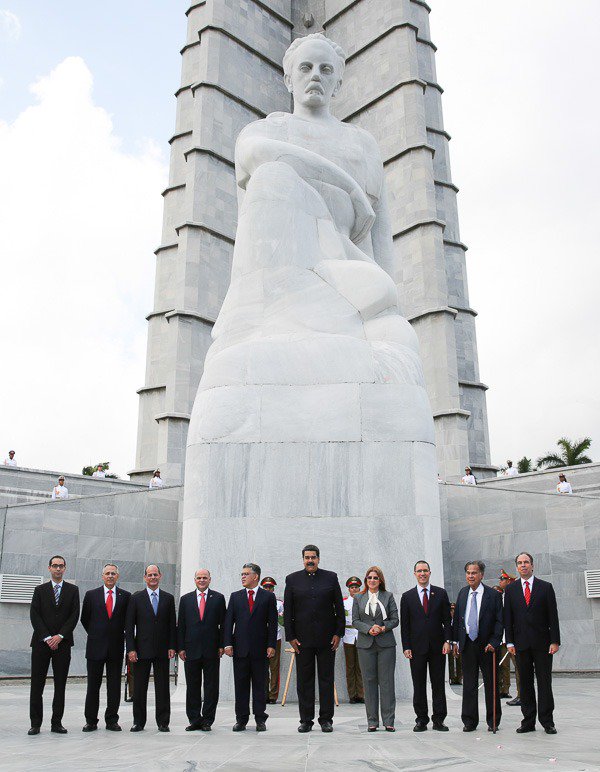 En la hermana República de Cuba rendimos honores al apóstol de la independencia cubana, José Martí, en visita al memorial en su honor en la histórica Plaza de la Revolución. Decir Martí es decir Bolívar.