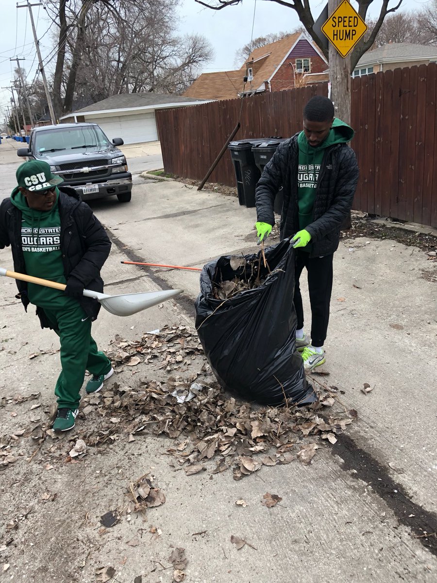 ChiStateMBB's tweet photo. Chicago State Men’s Basketball celebrating #EarthDay2018 by helping to clean up our community. #Green&amp;Clean @WACsports @ChiStateCougars https://t.co/D0RnUlAjpA