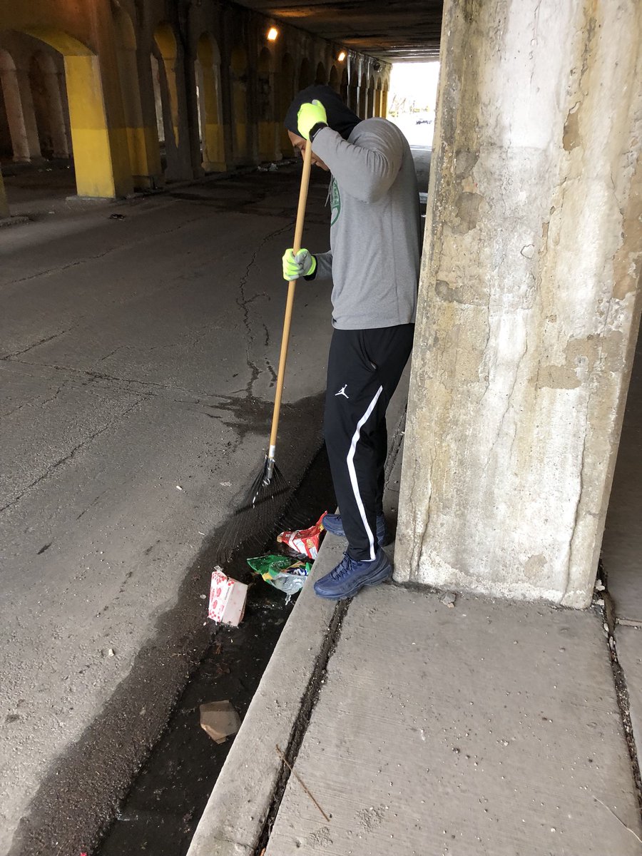 ChiStateMBB's tweet photo. Chicago State Men’s Basketball celebrating #EarthDay2018 by helping to clean up our community. #Green&amp;Clean @WACsports @ChiStateCougars https://t.co/D0RnUlAjpA