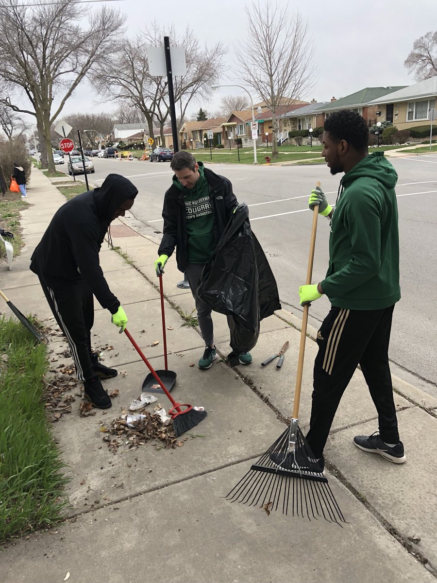 ChiStateMBB's tweet photo. Chicago State Men’s Basketball celebrating #EarthDay2018 by helping to clean up our community. #Green&amp;Clean @WACsports @ChiStateCougars https://t.co/D0RnUlAjpA
