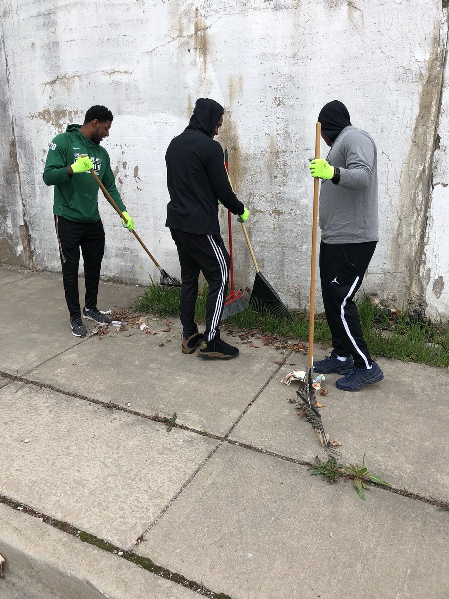 ChiStateMBB's tweet photo. Chicago State Men’s Basketball celebrating #EarthDay2018 by helping to clean up our community. #Green&amp;Clean @WACsports @ChiStateCougars https://t.co/D0RnUlAjpA